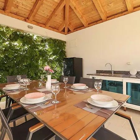 In With Private Swimming Pool, Be Inside Or Outside Vakantiehuis *