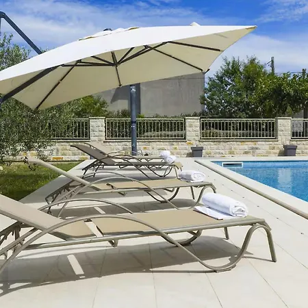 In With Private Swimming Pool, Be Inside Or Outside Hébergement de vacances Debeljak